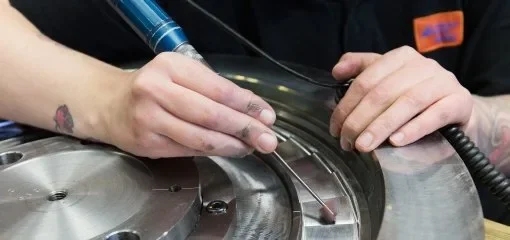Montering och polering av verktygskomponent med hög precision